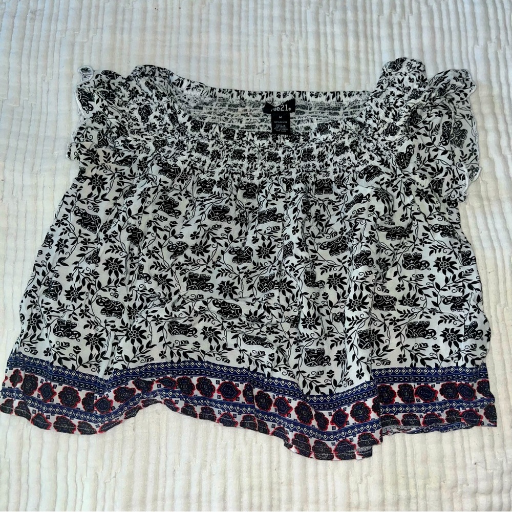 Rue 21 ladies M crop flowy top